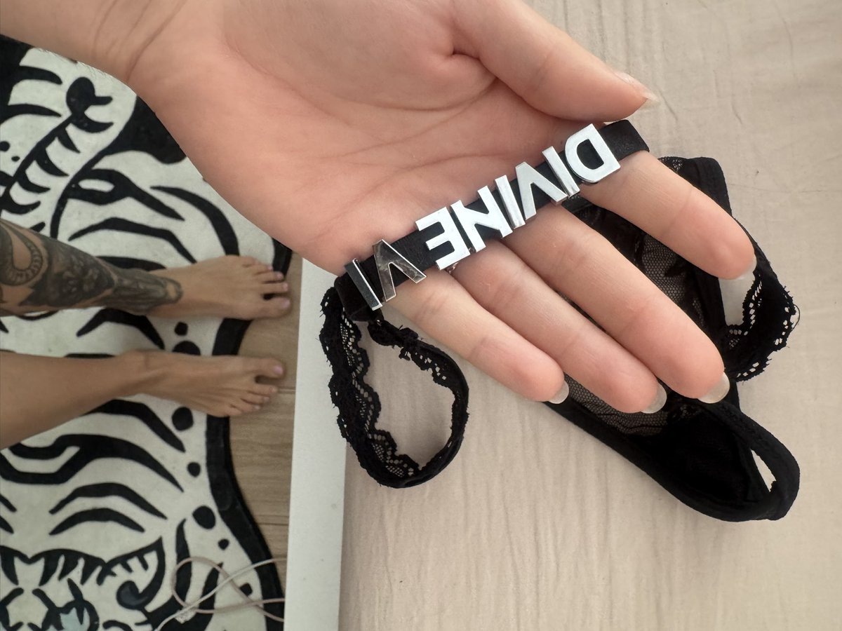 GiveitToVi's tweet photo. Doux réveil. Je lui ai montré mon cul dans ce string pour la rendre manipulable et faible. Elle sait plus comment réfléchir cette chienne 🔥💸 https://t.co/FkvOlGkfQ5