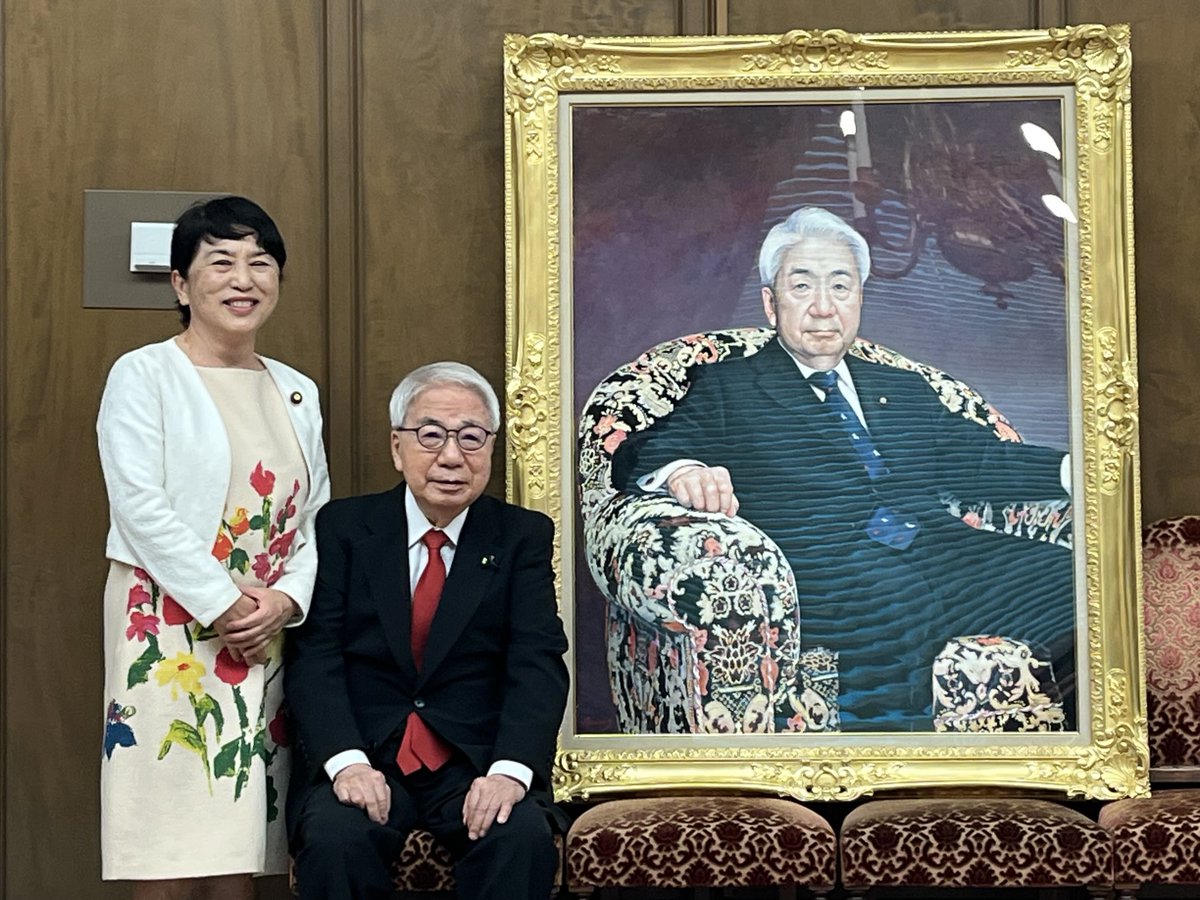 mizuhofukushima's tweet photo. 参議院議長をつとめた尾辻秀久さんの肖像画掲額式に参加をしました。
おめでとうございます！ https://t.co/CQj3BuENd6