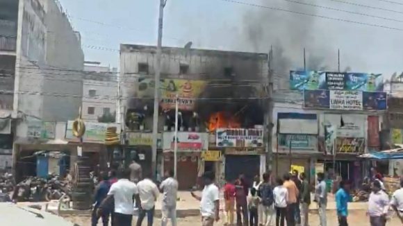SimplifyingFire's tweet photo. 🚨 Fire incident reported in Patancheru following a suspected LPG cylinder explosion at a commercial establishment.
Emergency teams responded quickly and contained the blaze. Minor injuries were reported.

#Patancheru #FireSafety #Hyderabad https://t.co/1bD1auPkzN