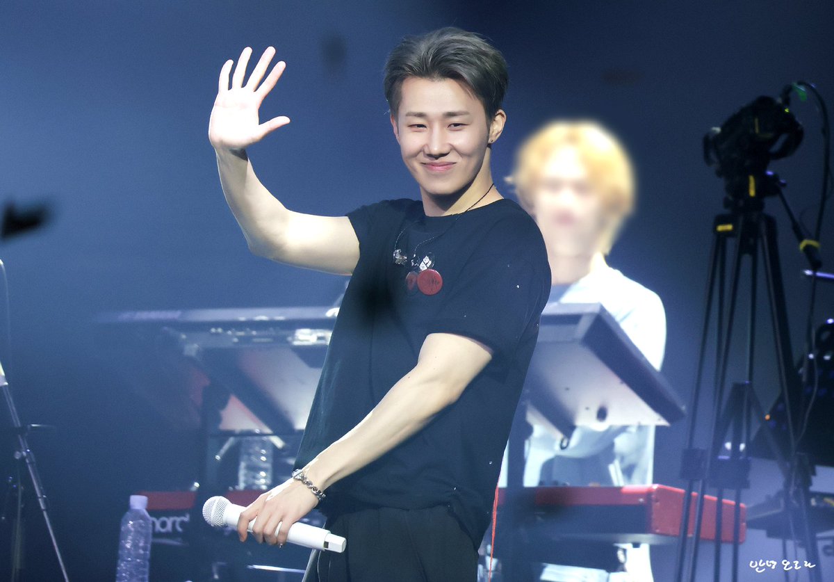 helloaurora's tweet photo. 260327 김성규 콘서트 LV4: LeaptoVector
👋
#성규 #김성규 #KIMSUNGKYU #INFINITE https://t.co/EhWtja5Uke