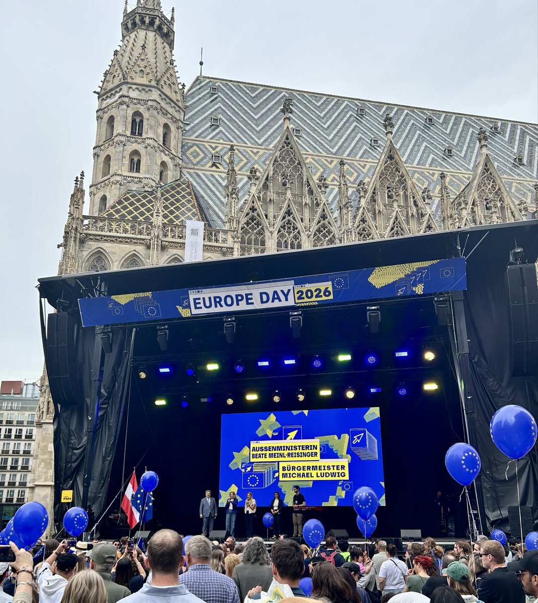IrlEmbVienna's tweet photo. Am Samstag, sprach Aussenministerin Beate Meinl-Reisinger und Wiens Bürgermeister Michael Ludwig mit Jugendvertrerin und Jugendvertreter am Europtag 
#europeday2026 #europatag2026 🇦🇹🇪🇺 https://t.co/3l5nznfncc