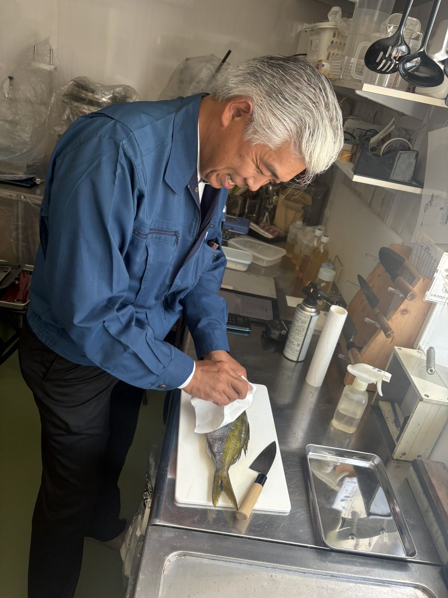 pf_donkey's tweet photo. 八尾の平井製作所さんへ。
イベントのお誘いを以前から沢山頂いているのにも関わらず、なかなかスケジュールが合わず。一度会社にも遊びに行きたかったんです。
なんと社長がご自身で釣ったウメイロという高級魚を捌いてくれておもてなされちゃいました🙇‍♂️
八尾の代々ポン酢も買えた。
何食うか楽しみ。 https://t.co/HDwkiwgwos