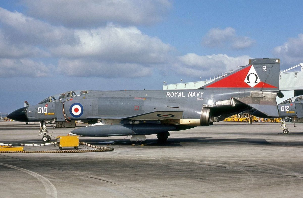 SafranAerosys's tweet photo. [#RecordAviation] ✈️ Un F-4 Phantom de la Royal Navy (892 Naval Air Squadron) reliait New York à Londres en 4h46, établissant un nouveau record transatlantique et remportant la course aérienne du Daily Mail.

Ravitaillé en vol au-dessus de l’Atlantique par un Handley Page Victor. https://t.co/YX24WM23Uv