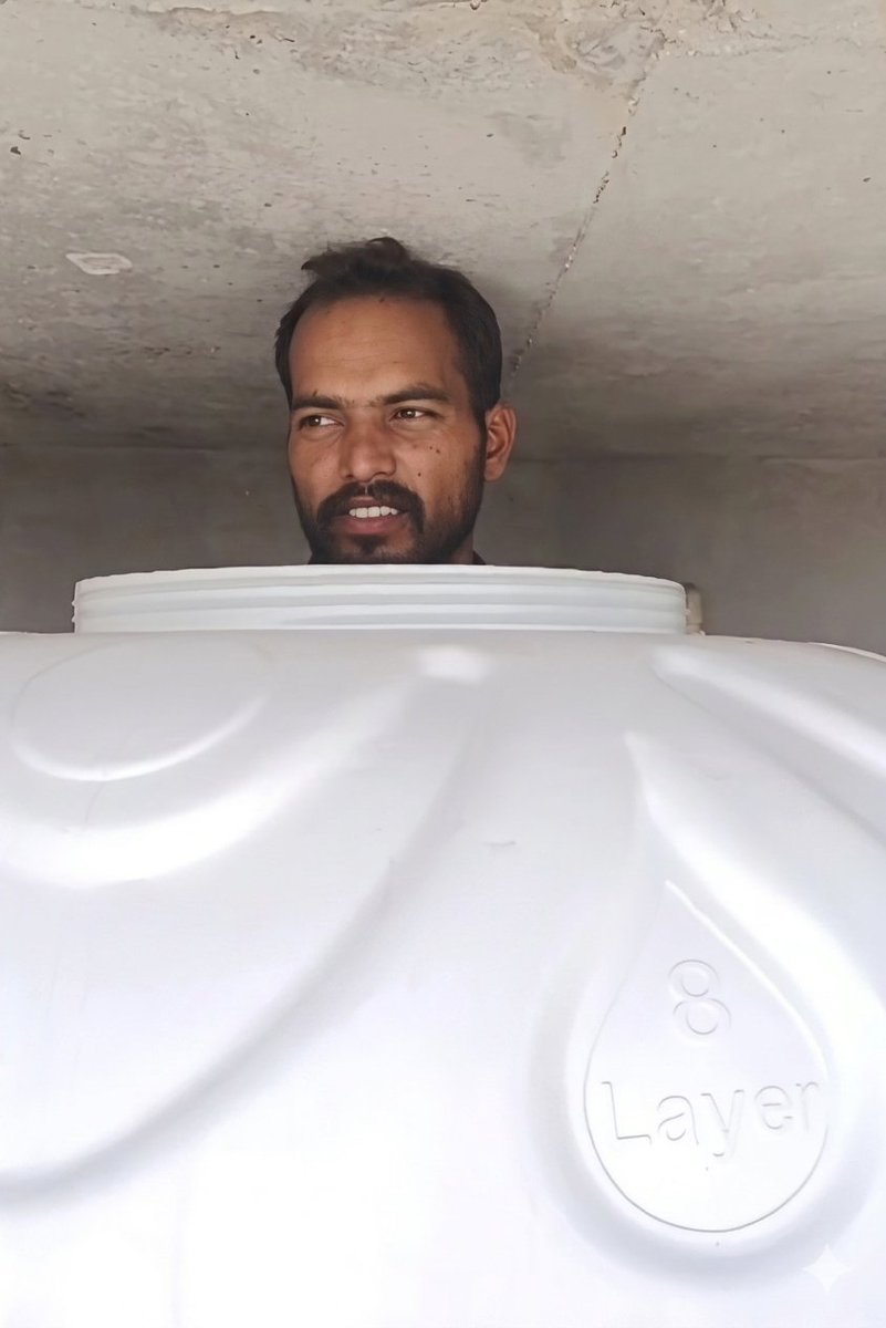 Dosto ye water tank mein fass gya, bahar kaise niklu abb ? 😭