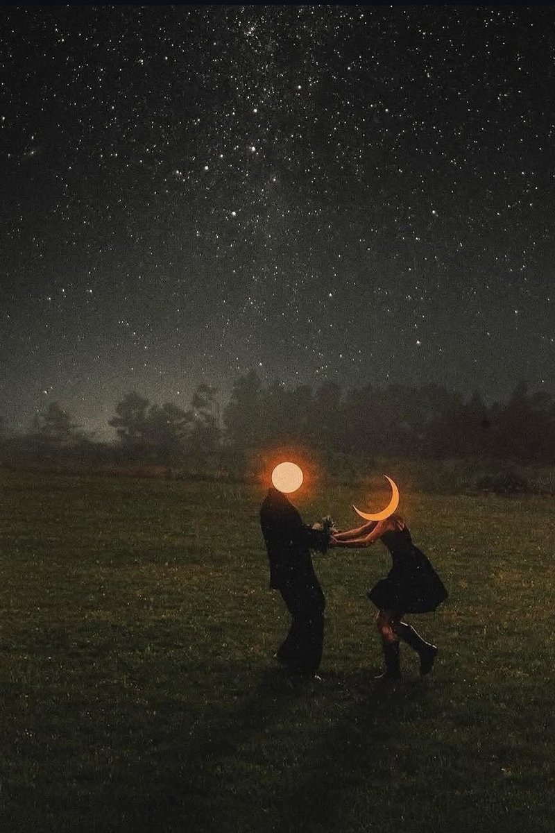 aloo_kaparatha's tweet photo. Wo Aftab sa bechain, main Mahtab si thahri,🌙
Dono ke darmiyan magar, ek dastan hai gehri.🩷
Zamana dhoondta raha humein alag manzilon par,🩶
Magar wo mil gaya mujh mein, jahan raat thi sunehri.✨️
☀️🌙✨️
#Poetryvibes #SunSoul #MoonHearted #CelestialLove https://t.co/3ZTZ0xUTSI