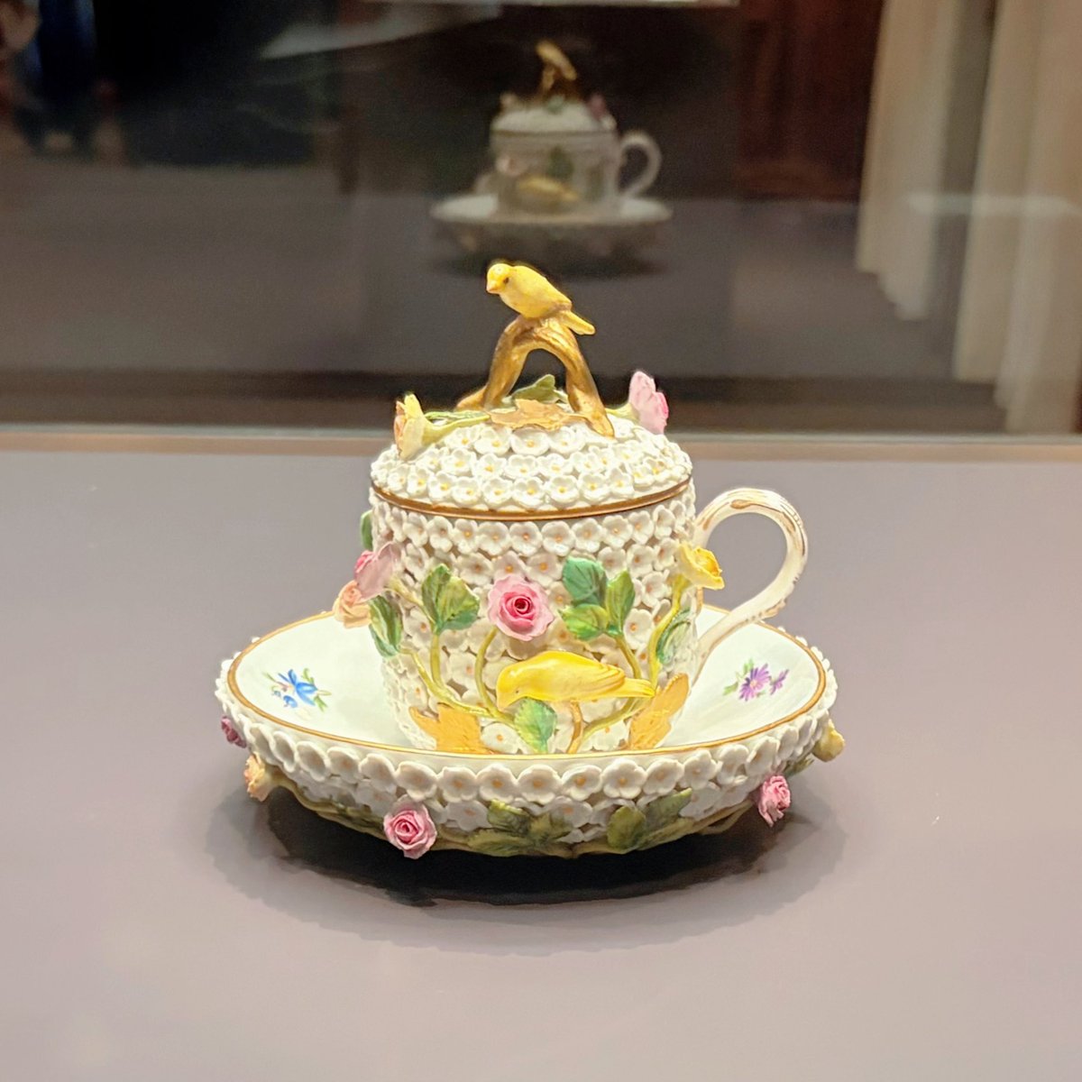 micyomon's tweet photo. 昨日はちーちゃんと三井記念美術館の「ティーカップ・メリーゴーラウンド」＆文明堂カフェ行ってきた🎶
ティーセット、可愛い〜🥺💕 https://t.co/QnXmV0Pz5L