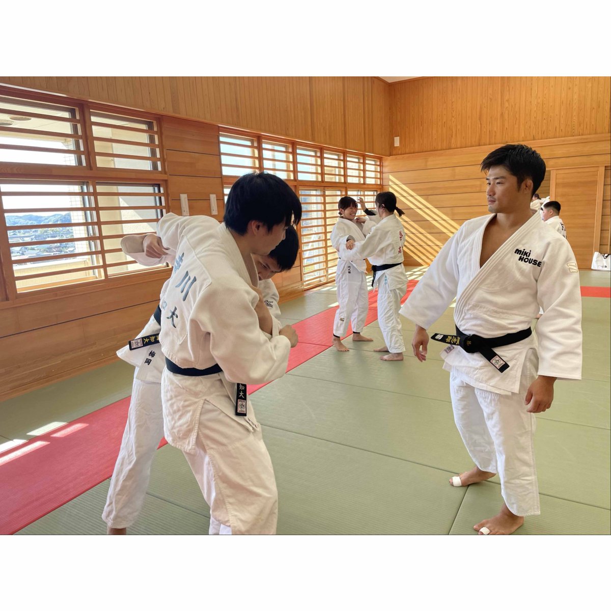 KochiU_News's tweet photo. 医学部柔道部、世界トップレベルの選手による特別稽古を実施✨

世界選手権66kg級王者の丸山城志郎さんをお招きし、実戦形式での稽古を行いました。世界最高峰の技術に触れる貴重な機会となり、部員にとって大きな学びと自信につながりました✨ https://t.co/6HTKKe9ohu