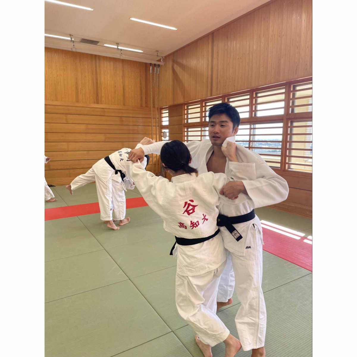 KochiU_News's tweet photo. 医学部柔道部、世界トップレベルの選手による特別稽古を実施✨

世界選手権66kg級王者の丸山城志郎さんをお招きし、実戦形式での稽古を行いました。世界最高峰の技術に触れる貴重な機会となり、部員にとって大きな学びと自信につながりました✨ https://t.co/6HTKKe9ohu