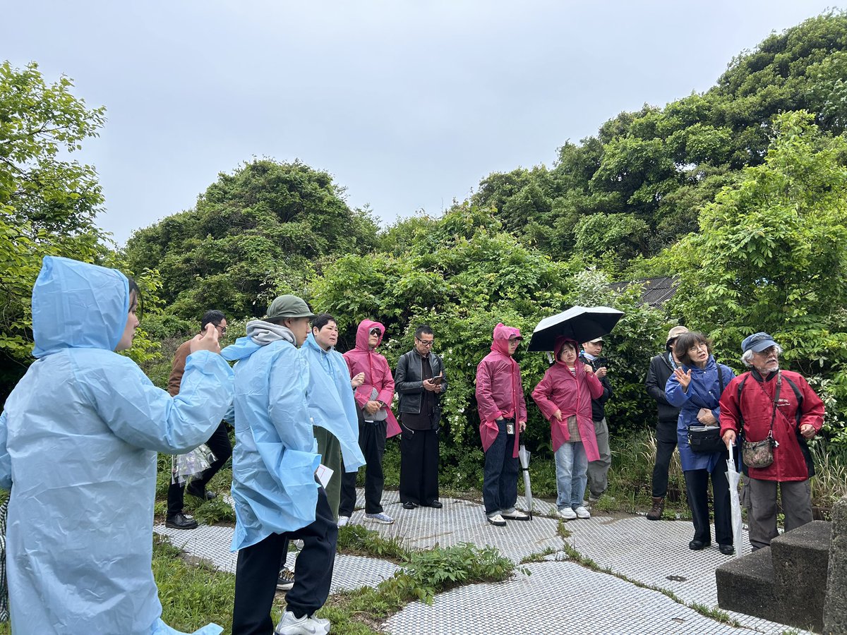 Play58route's tweet photo. 오랜 시간 바닷속에 남겨져 있던 이름들을 다시 불러내기 위한 움직임은 지금도 계속되고 있습니다.

우리는 그 장소에 직접 서서 바다를 바라보고, 바람을 맞고, 그 시간을 기억하려 애쓰는 사람들을 만났습니다.

연극 〈조세이탄광–살고싶었다〉는 이 기억과 시간을 무대 위에서 다시 마주하려한다. https://t.co/Xo7DLPFIHy