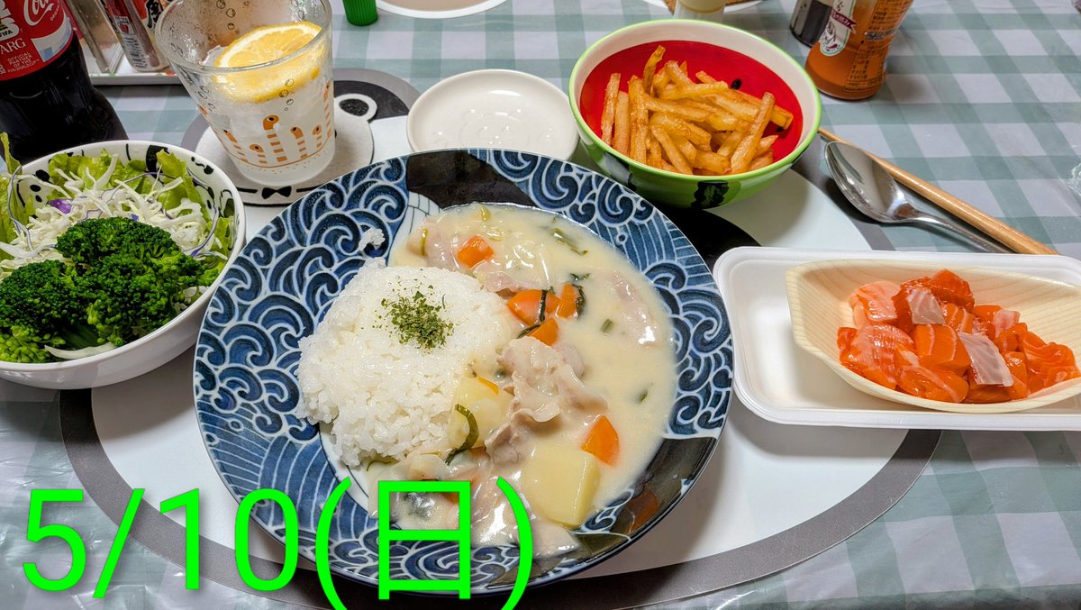 晩ごはん🍚 一昨日は餃子🤗前に作ったチーズ入りが好評だったから また作って今回はキムチ入りを初めて作ったけど美味しかった🥟昨日はシチュー お野菜 フライドポテト✨ サーモンの お刺身は主人が仕事帰りに買って来てくれたよ💕今日は残りシチューでグラタン！