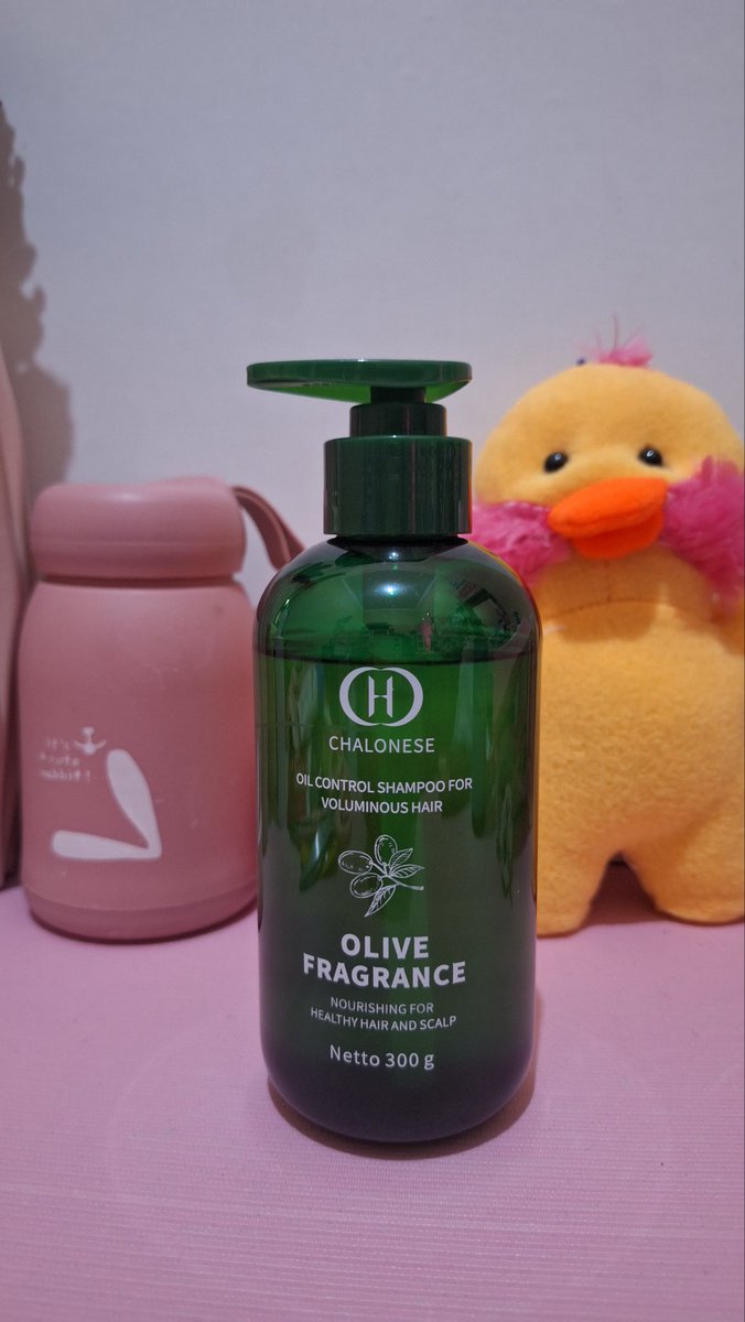 icchaCukhaCapi's tweet photo. Claim anti ketombenya juga sampai -98% 👀
Dan cocok buat: ✔ rambut berminyak
✔ kulit kepala gatal
✔ rambut berketombe

Packaging hijau gini tuh auto bikin feel “fresh &amp; clean” gak sih 😂 https://t.co/H8Vd94evPa