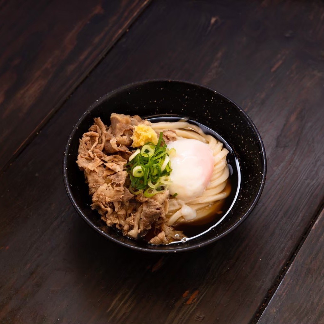 takpj3's tweet photo. こがね製麺所 高松南新町店(南新町)の #HappySpring
✿肉温玉ぶっかけ 小 690円/中 830円/大 970円(税込)
先月オープンしたばかりのこちらのお店。今の時期のおすすめは「肉温玉ぶっかけ」の冷!甘い味付けのお肉に温玉がよく絡み、冷たい麺との相性も抜群。暑い日もツルっと食べられます。 https://t.co/kyhr1zcs3P