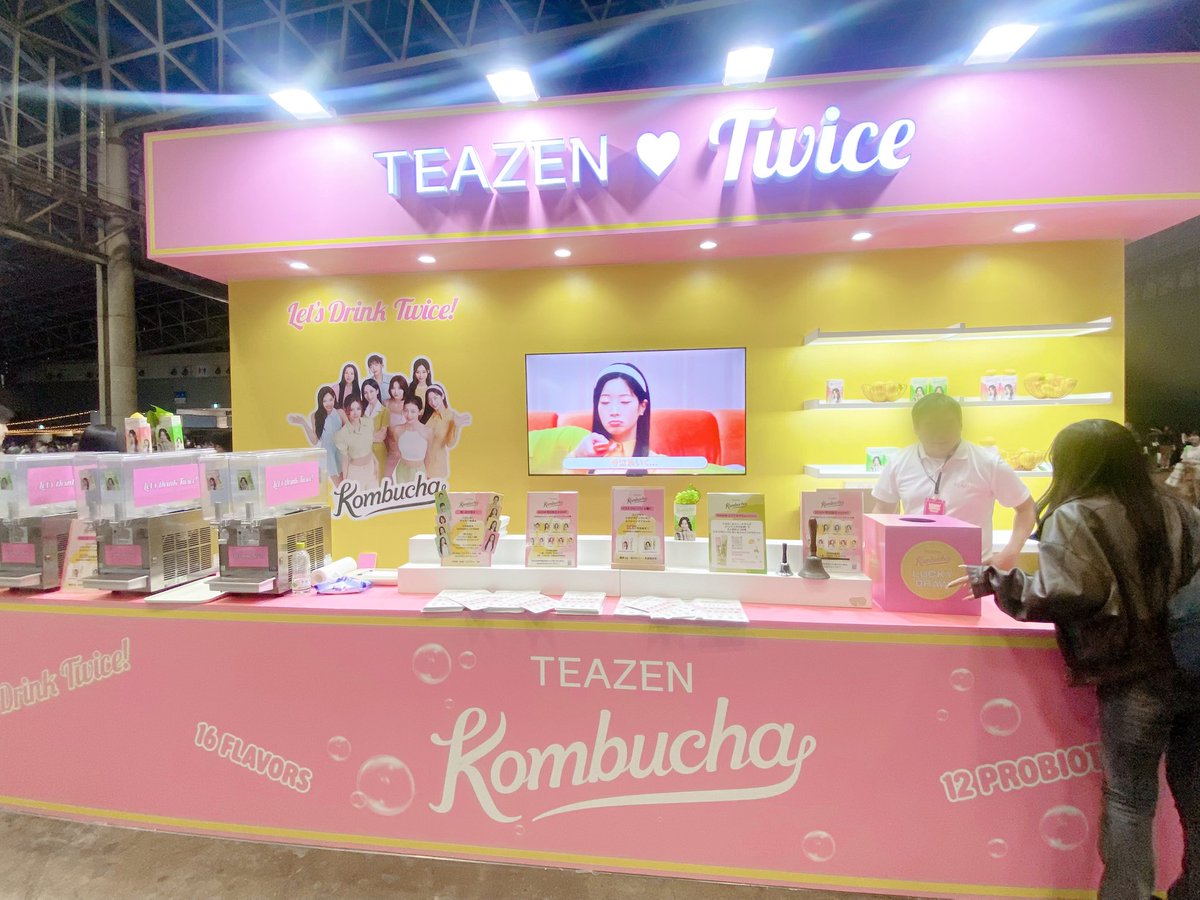 t_990614's tweet photo. KCONにTWICEちゃんいたから撮った！
二枚目のももちゃんは大きいコンブチャの箱だったんだけど急いで撮ったから角度つけてなくて平面になってしまった😅
人だかりができてたから何かと思ったらサンプル配ってて欲しかったけど目の前でなくなっちゃった〜
なくなった途端人もいなくなった笑 https://t.co/BTmomHjm5o