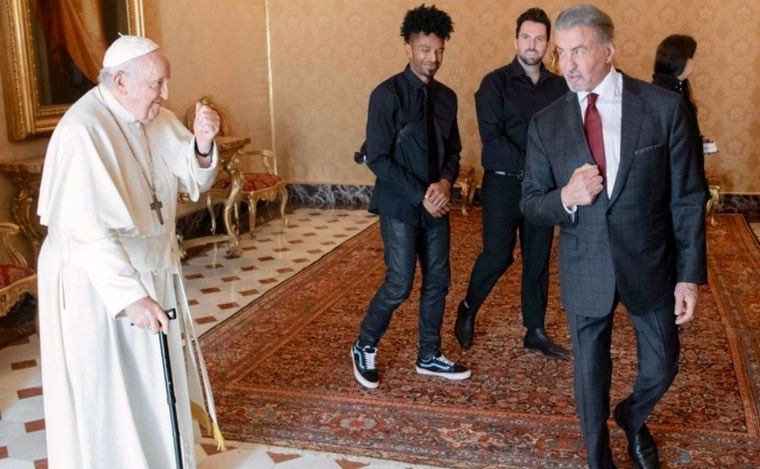 Dijo una vez Sylvester Stallone, entre risas sinceras al recordar su encuentro con el Papa Francisco: “Cuando me dijo que había crecido viendo mis películas, le solté: ‘¿Estás listo para boxear?’, y levanté los puños. Él, con una sonrisa enorme, hizo el gesto también. Pensé: