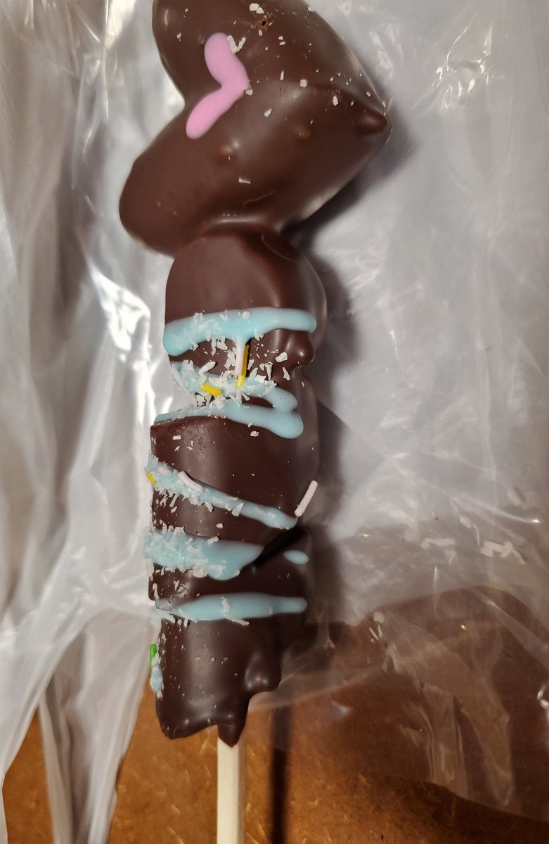 yukachanMTY's tweet photo. 地元のお祭りでチョコバナナを買ってきてもらった
今時のチョコバナナは
ハートがついてるんだね。 https://t.co/1CvR93WGEP