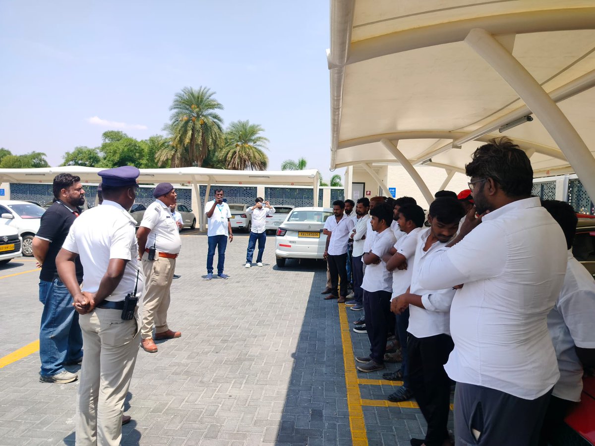 TrafficDhl's tweet photo. ಈ ದಿನ ದಿಃ11.05.2026 ರಂದು ಕೆಂಪೇಗೌಡ ಅಂತರಾಷ್ಟ್ರೀಯ ವಿಮಾನ ನಿಲ್ದಾಣದಲ್ಲಿ ಕ್ಯಾಬ್ ಡ್ರೈವರ್ ಗಳಿಗೆ ಸಂಚಾರ ನಿಯಮಗಳ ಹಾಗೂ ರಸ್ತೆ ಸುರಕ್ಷತೆಯ ಬಗ್ಗೆ ಅರಿವು ಮೂಡಿಸಲಾಯಿತು. @blrcitytraffic  @Jointcptraffic  @DCPTrNorthBCP  @acpnortheasttr https://t.co/If5WHIGrPj