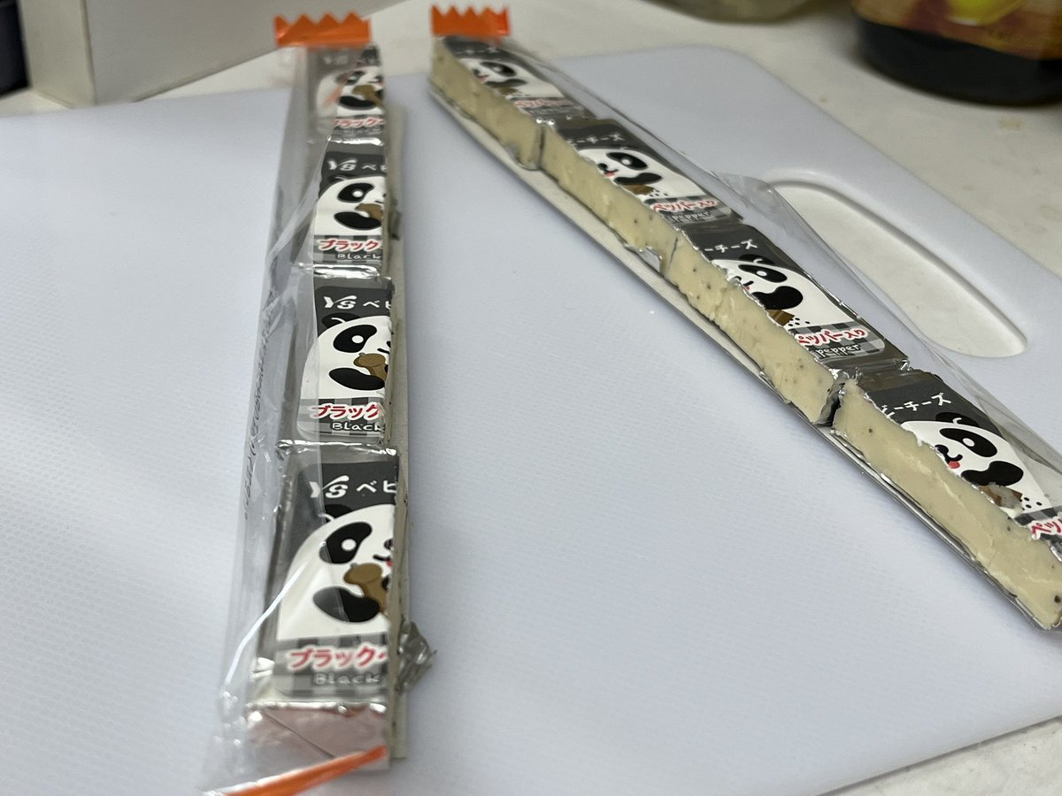 ys_cheeko's tweet photo. 旦那にベビーチーズ1パック食べきれんから半分こしよって言ったらこのスタイルで出てきて横転 https://t.co/aluuRNVqqM