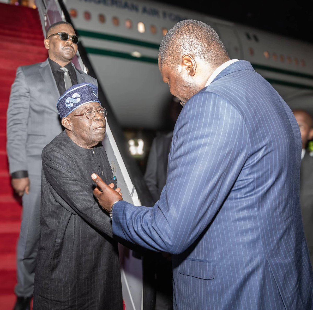 eric_murage's tweet photo. Nigerians how short is your President 
#NigeriaDeservesBetter https://t.co/MfDsf6CmYC