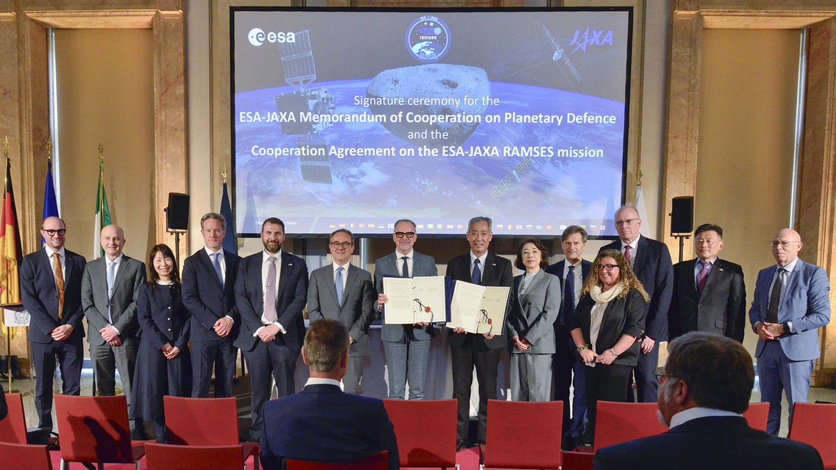 RevesdEspace's tweet photo. 🛰️☄️ L'ESA et la JAXA ont signé un accord de coopération pour la défense planétaire. Cela commence avec la mission #Ramses pour l'étude de l'astéroïde Apophis.
L'ESA supervise la conception, l'intégration et les opérations de la sonde.
1/2 https://t.co/mNT72sJRVw