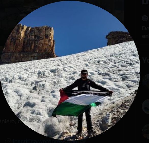 Pero que tipo de perdedor, persona tan miserable y lamentable, sube el cocuy para tomarse una foto con la bandera de palestina? 
Combinación entre ser genuinamente retrasado mental, y un poser de mierda.
Solo sabes que su vida es putamente triste y frustante.