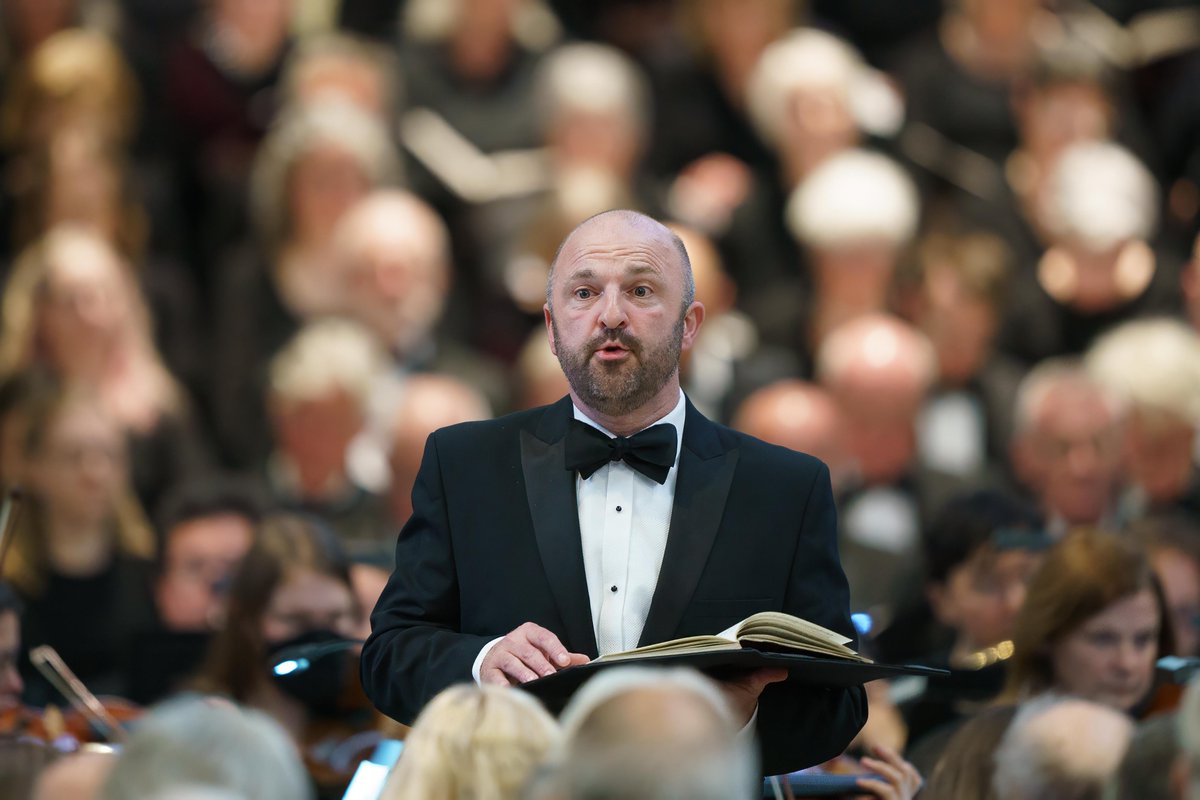 whitefootimages's tweet photo. Thomas Mottershead - Conductor and Tenor took charge of Bath Philharmonia, Malmesbury Singers, Athenaeum Singers , Andrew Kenny (tenor), Olivia Jane Gomez and William Stevens (bass baritone) in Bath Abbey with more than 400 people enjoying Edward Elgar's "The Dream of Gerontius". https://t.co/w5d1rsFzSh