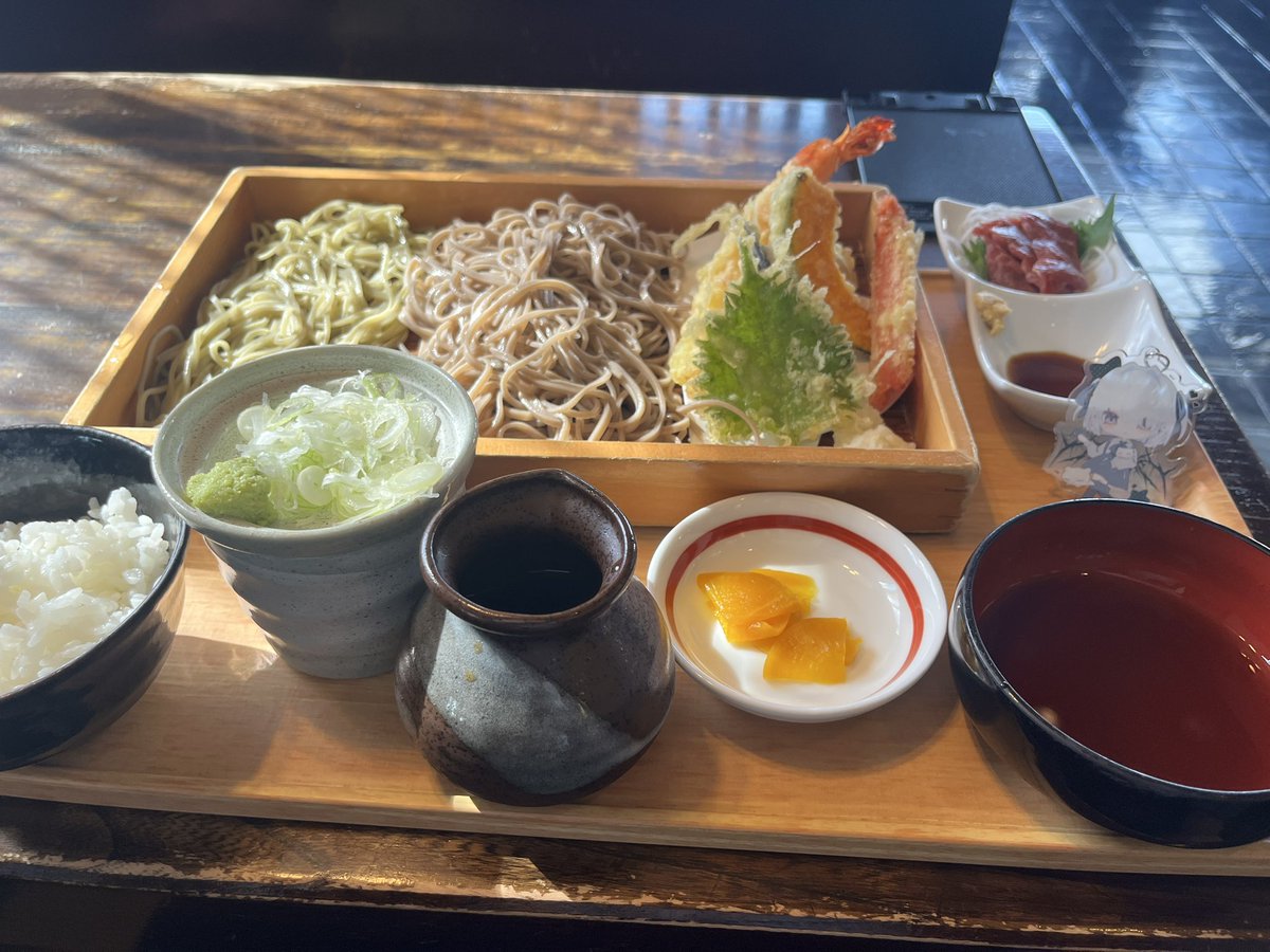 Yuuri_BaySt's tweet photo. こんな時間に昼飯ですってこの男 https://t.co/qSAQRIUgiC