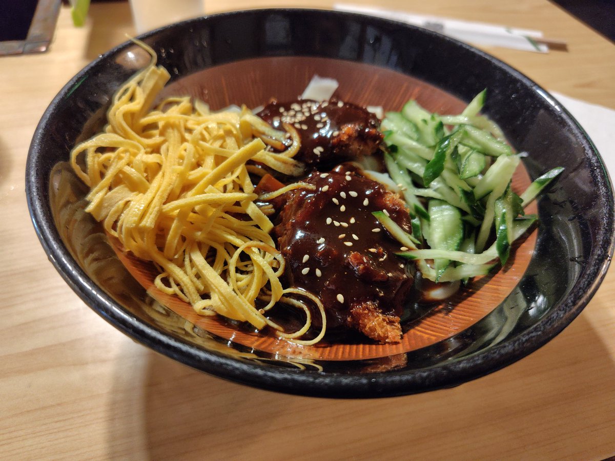 curoitu_'s tweet photo. お昼はえびすやさんの味噌カツきしめん
＆
らむちぃさんの味噌カツ定食。

ふへ…腹がはち切れそうだぜ…

#ランチ
#えびすや本店
#らむちぃ https://t.co/apSKYJ2x8Q