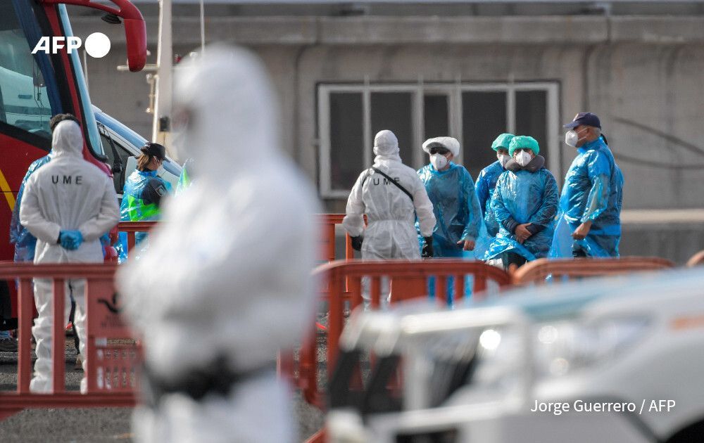 AFP's tweet photo. US citizen from hantavirus ship tests positive.

The operation to repatriate passengers continues, with most entering strict isolation on return to home soil. US health official says 17 American passengers would not necessarily be quarantined
https://t.co/DPR6eCcTSG https://t.co/AROSNRoMGg