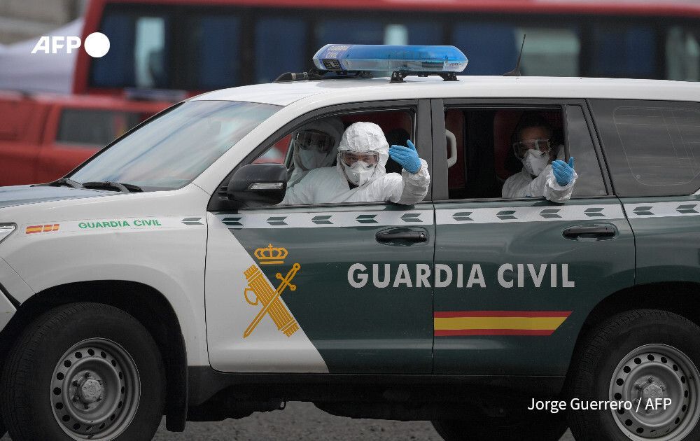 AFP's tweet photo. US citizen from hantavirus ship tests positive.

The operation to repatriate passengers continues, with most entering strict isolation on return to home soil. US health official says 17 American passengers would not necessarily be quarantined
https://t.co/DPR6eCcTSG https://t.co/AROSNRoMGg