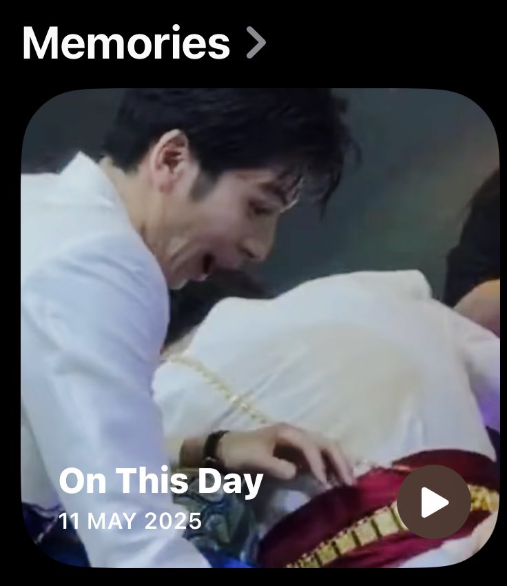 takaraimoon's tweet photo. Hahaha Apple always knows the best pic🤣🤣 https://t.co/CvzOGpuR8M