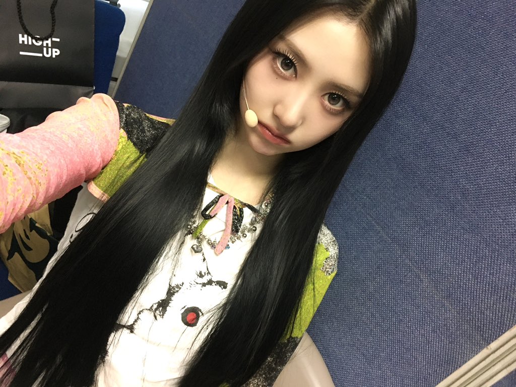 S2c1oud's tweet photo. 260511 베리즈 포스트 #이본 

차차~ 월요일 잘 보내고 있나~~?
월요일 힘들지..?🥺 파이팅이야…🤍

벌써 3주 차도 끝나고ㅜㅜ 진짜 안 믿겨 그치?! 
3주간 무대하면서 매 무대마다 응원해 주는 차차가 있어서 
정말 행복하게 무대할 수 있었어~ 
응원법도 크게 해줘서 언차일드 기 살았다..😭 
매번 너무너무 고맙고 사랑해🤍

우리도 차차 기 살려주기 위해 계속해서 
더 좋은 무대 보여주려고 노력할게!
차차 언차 모두 이번 한 주도 파이팅🤍🤍

(점심 먹었나?! 안 먹었으면 냉모밀 추천😘)

#EVON #이본 
#UNCHILD #언차일드