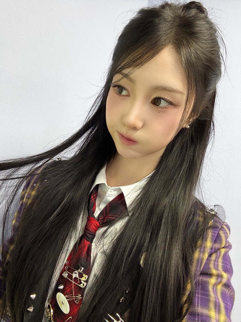 S2c1oud's tweet photo. 260511 베리즈 포스트 #이본 

차차~ 월요일 잘 보내고 있나~~?
월요일 힘들지..?🥺 파이팅이야…🤍

벌써 3주 차도 끝나고ㅜㅜ 진짜 안 믿겨 그치?! 
3주간 무대하면서 매 무대마다 응원해 주는 차차가 있어서 
정말 행복하게 무대할 수 있었어~ 
응원법도 크게 해줘서 언차일드 기 살았다..😭 
매번 너무너무 고맙고 사랑해🤍

우리도 차차 기 살려주기 위해 계속해서 
더 좋은 무대 보여주려고 노력할게!
차차 언차 모두 이번 한 주도 파이팅🤍🤍

(점심 먹었나?! 안 먹었으면 냉모밀 추천😘)

#EVON #이본 
#UNCHILD #언차일드