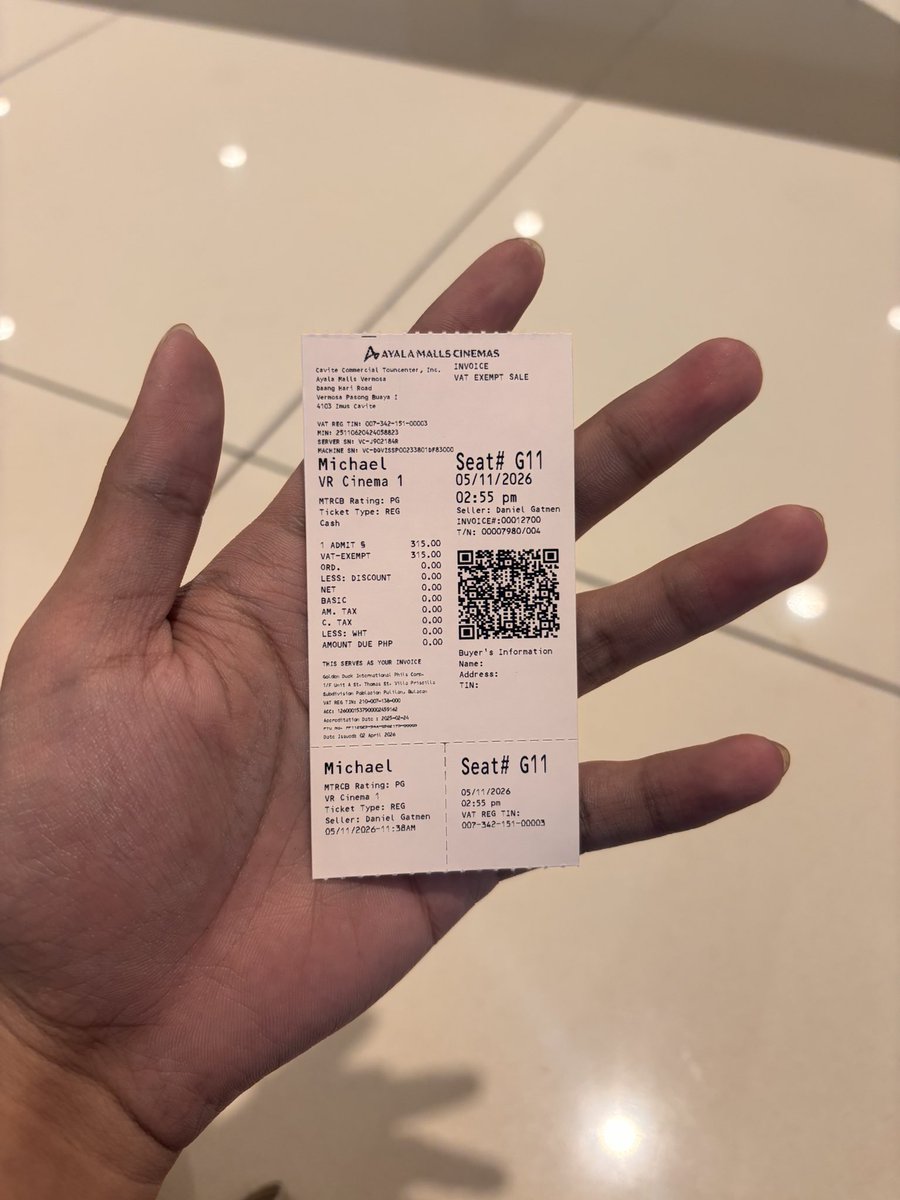 Ayatobeee's tweet photo. WTF IS GOING ON someone gave me a free michael jackson on cinema ticket?? Sa vermosa?? https://t.co/F2sY6R8wZo