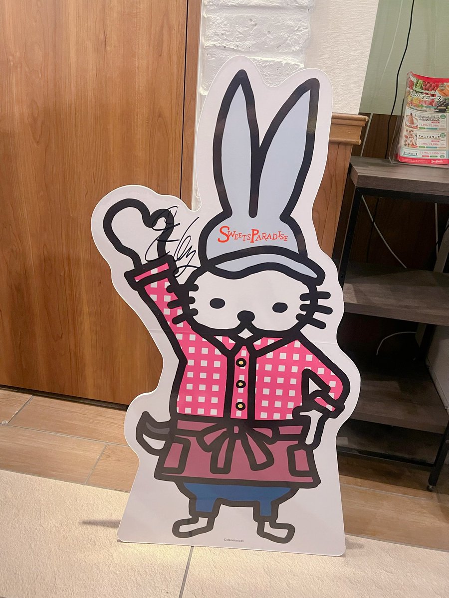 t2mk_2's tweet photo. ママ友とどこむっちのコラボカフェへ🐰
お子たちがいたからパッと行ってパッと帰ってきたけど💦
楽しかったー💚
お子にはちゃんとスタイと見えないけどエケチェンTも着せたw
推し活最高…！！！ https://t.co/vnTkUvhqME