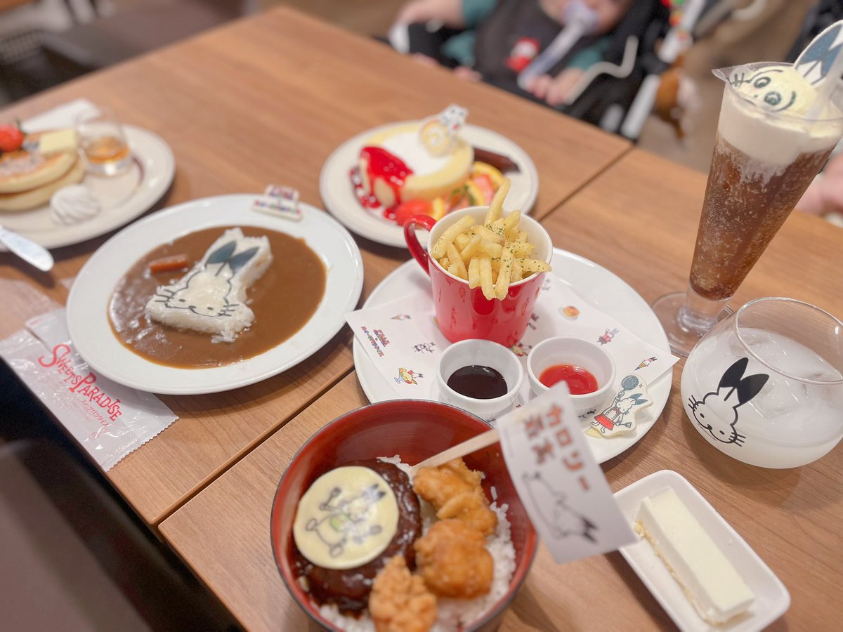 t2mk_2's tweet photo. ママ友とどこむっちのコラボカフェへ🐰
お子たちがいたからパッと行ってパッと帰ってきたけど💦
楽しかったー💚
お子にはちゃんとスタイと見えないけどエケチェンTも着せたw
推し活最高…！！！ https://t.co/vnTkUvhqME