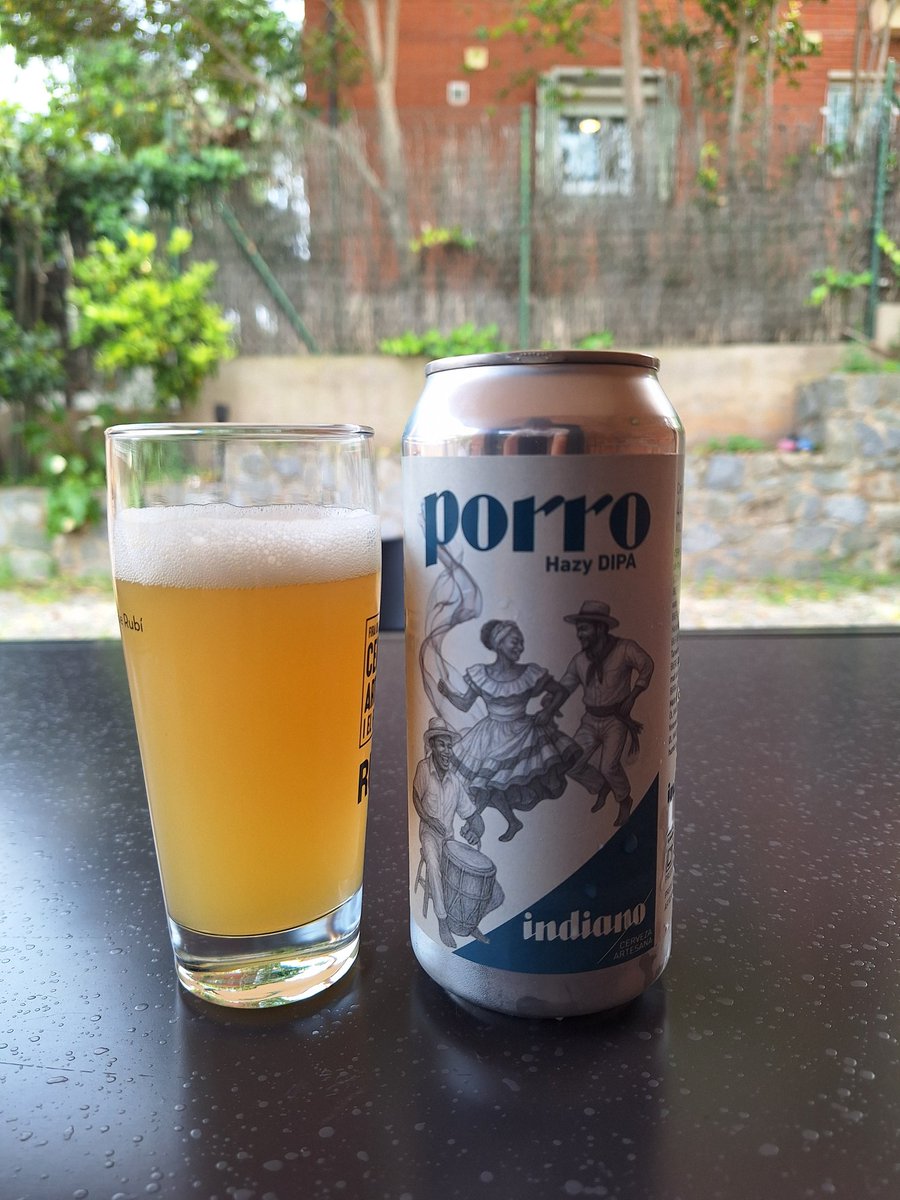 milbeerista's tweet photo. Indiano Porro. De Biedes-Las Regueras, Asturias. Hazy DIPA. Aigua, malta d'ordi i blat, flocs de civada, llúpols (Citra, Nelson Sauvin) i llevat. 7,8%. Molt bona, afruitada, cítrica, amb cos, tèrbola. #dryhopping #DDH #NEIPA #NewEnglandIPA #IndiaPaleAle #IndianPaleAle #IPA https://t.co/ETjy0j5uYp