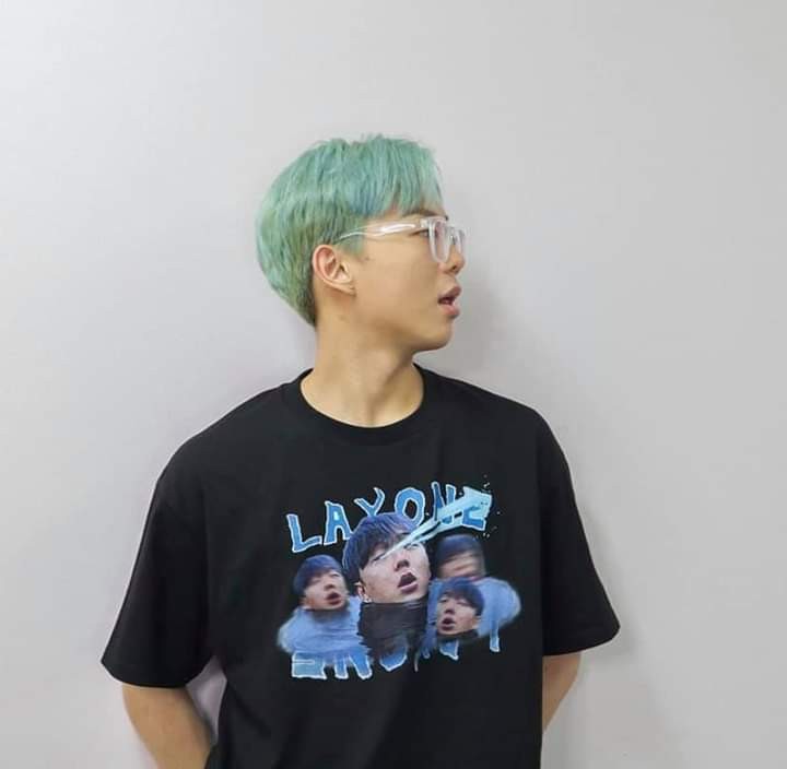 반티로 논란이많네... 우리반 반티는 이거였음. 물론 내가 제안했고. 처음에는 많은 학우들이 반대했지만, 내가 래원의 업적을 밤낮으로 설명하며 설득한 결과, 만장일치로 결정. 반티 하고 싶으면 그에 맞는 노력을 하셈. 나처럼 간절하게 노력할 거 아니면 말 얹지 말고.