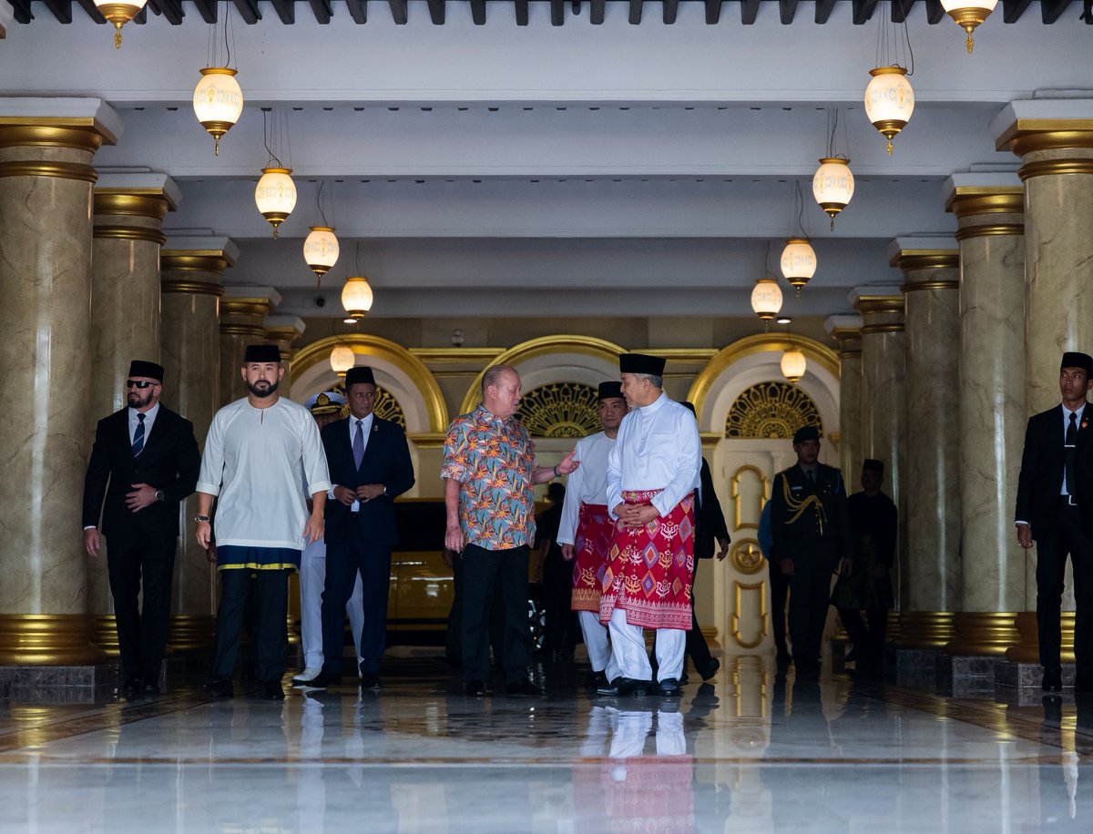 Saf Raja 𝐊𝐞𝐦𝐛𝐚𝐥𝐢 𝐤𝐞 𝐓𝐚𝐧𝐠𝐠𝐚 𝐒𝐞𝐣𝐚𝐫𝐚𝐡 11 Mei 1946, di Tangga Istana Besar Johor ...