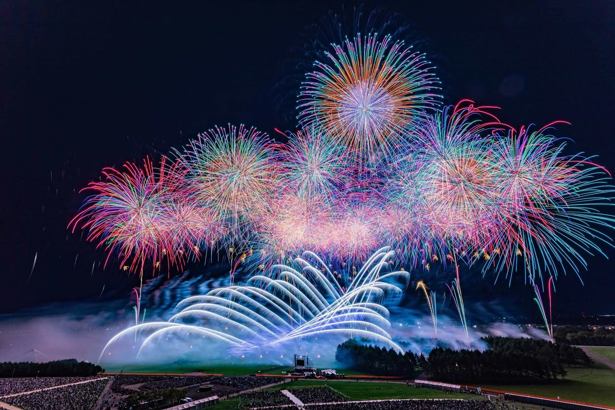 marugoto_chiba's tweet photo. 🎆【千葉市】音楽と花火が0.03秒で完全にシンクロ🔥SBI舞花火in千葉・稲毛海浜公園（いなげの浜）✨詳細は👇️

千葉市の稲毛海浜公園（いなげの浜）で、
「SBI舞花火 in 千葉・稲毛海浜公園」が開催🎆✨

今回は、千葉開府900年記念×いなげの浜50周年記念として開催される特別公演！
大曲と土浦の花火師達が集結し、夜空と海辺を舞台に、
最先端の花火エンタテインメントが繰り広げられます🌊🎇

見どころはこちら👇
🔥音楽と花火が完全シンクロする最高の花火エンタテインメント
🎆国内屈指の花火師20社による夢の競演
🎤アーティスト×花火によるライブ融合演出
🌊海辺ならではの圧倒的な開放感
✨開幕を飾るドローンショー

音楽、歌詞、花火、照明が一体となり、
まるでライブと花火が融合したような、没入感あふれる体験に😲🔥
夜空いっぱいに広がる大迫力の花火は必見です🌙

夏の始まりを彩る特別な一夜。
従来の「観る花火大会」を超えた、
“体験する花火”をお楽しみください🎆

【SBI舞花火 in 千葉・稲毛海浜公園（いなげの浜）】
📅開催日：2026年5月30日（土）
⏰開場 15:00／開演 19:30予定
📍場所：稲毛海浜公園（いなげの浜）周辺（千葉県千葉市美浜区高浜7-2-2）
🚃アクセス：
JR京葉線「稲毛海岸駅」より徒歩約20分
JR総武線「稲毛駅」よりバス約10分
🚗アクセス：
京葉道路「幕張IC」より約20分
※当日は混雑が予想されるため公共交通機関推奨
※駐車場は事前購入制（詳細は公式サイトをご確認ください）

▼詳しくはこちら
・千葉県公式観光サイト「ちば観光ナビ」
https://t.co/a4EFtzYxPK

・SBI舞花火 in 千葉・稲毛海浜公園公式サイト
https://t.co/i8ZbwqtMwd

✨千葉の魅力を発信中👉️ @marugoto_chiba
千葉の観光情報をシェア中！
ファミリーのお出かけ、一人旅、デートスポットもお任せ♪
保存して旅プランに活用してね📌

写真はイメージです。
千葉の旅は「千葉 観光」で検索🔍
#千葉 #観光 #千葉市 #SBI舞花火 #イベント