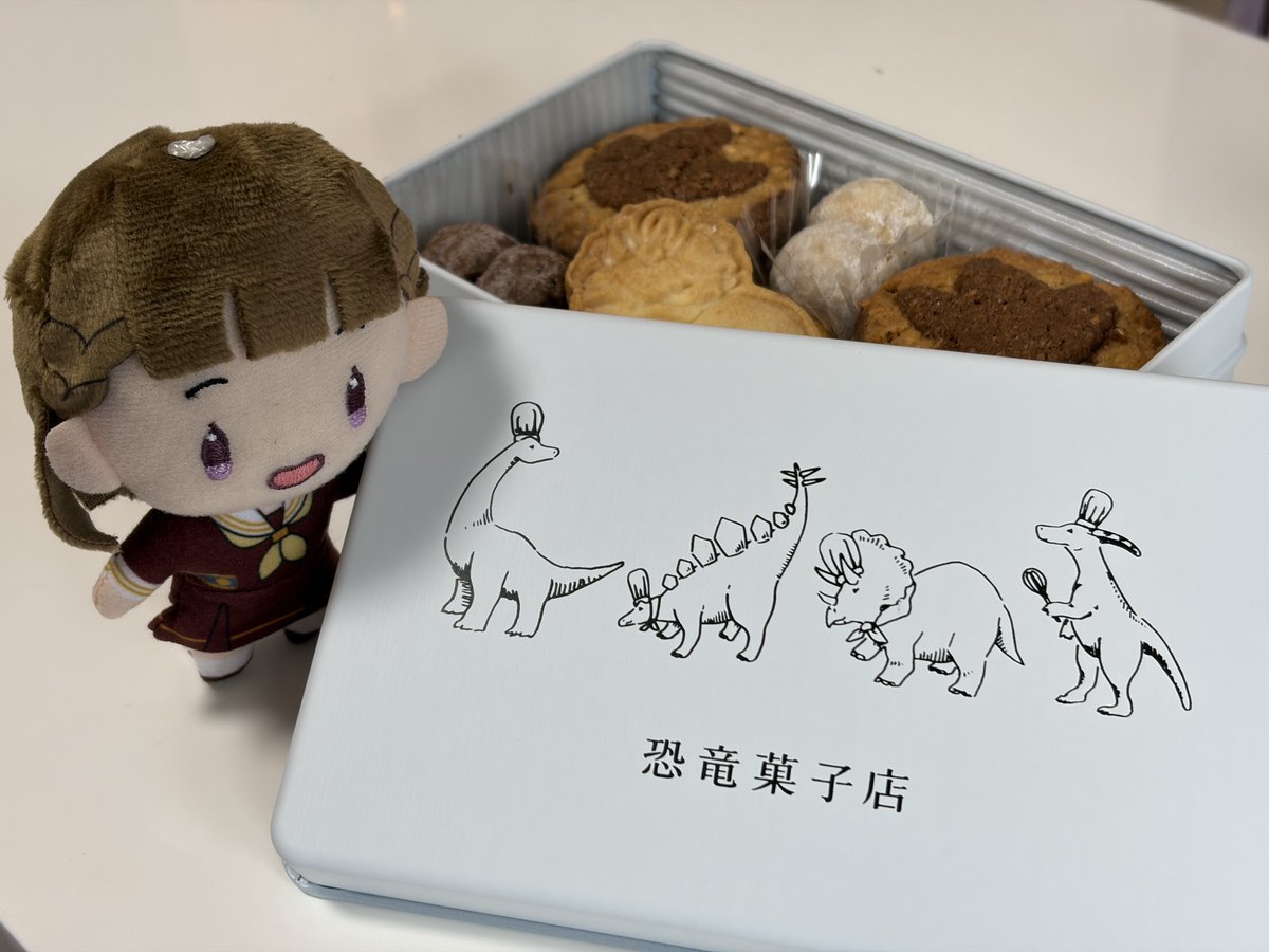 sayako_cos's tweet photo. 福井の最推しお土産！
恐竜菓子店のクッキー缶！！！福井の米粉100%使用のザクザククッキー✨
徒町が似合う可愛い缶なので蓮のオタクぜひ、、、ミニ缶は南條SAにもあったけど大きいのは福井駅限定🦕
味が美味しすぎて福井行くたびリピしてる https://t.co/6vaTfH0ZMa