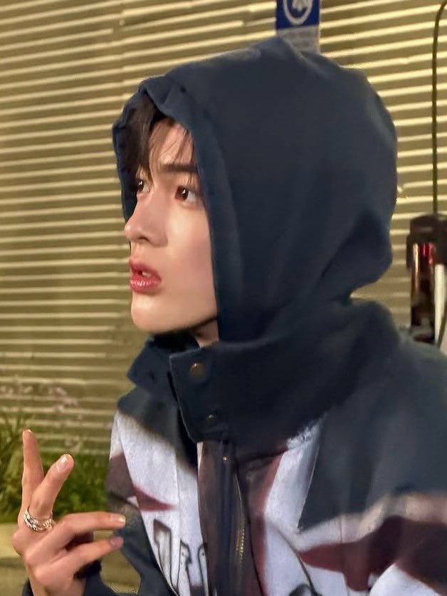 geonhoism's tweet photo. the prettiest side profile ever why are u so girl https://t.co/3kNlHrSNOK