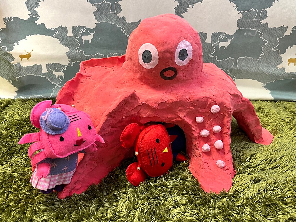 Kanibucho's tweet photo. 『入ってみる？』
『ちょっとだけなら…』
気づけば、たこの中でくつろいでいました🐙 https://t.co/Jt213Eez1c