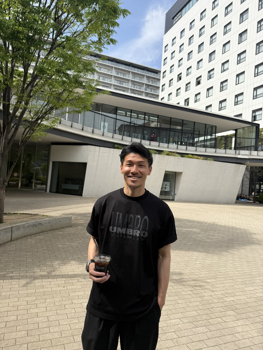 hide_tani07's tweet photo. 今の季節にピッタリ。
着心地も◎

撮影者の次男も◎
色々なポーズの要求もあるカメラマンでした📷

#umbro #アンブロ https://t.co/5Kqs8H6fm6