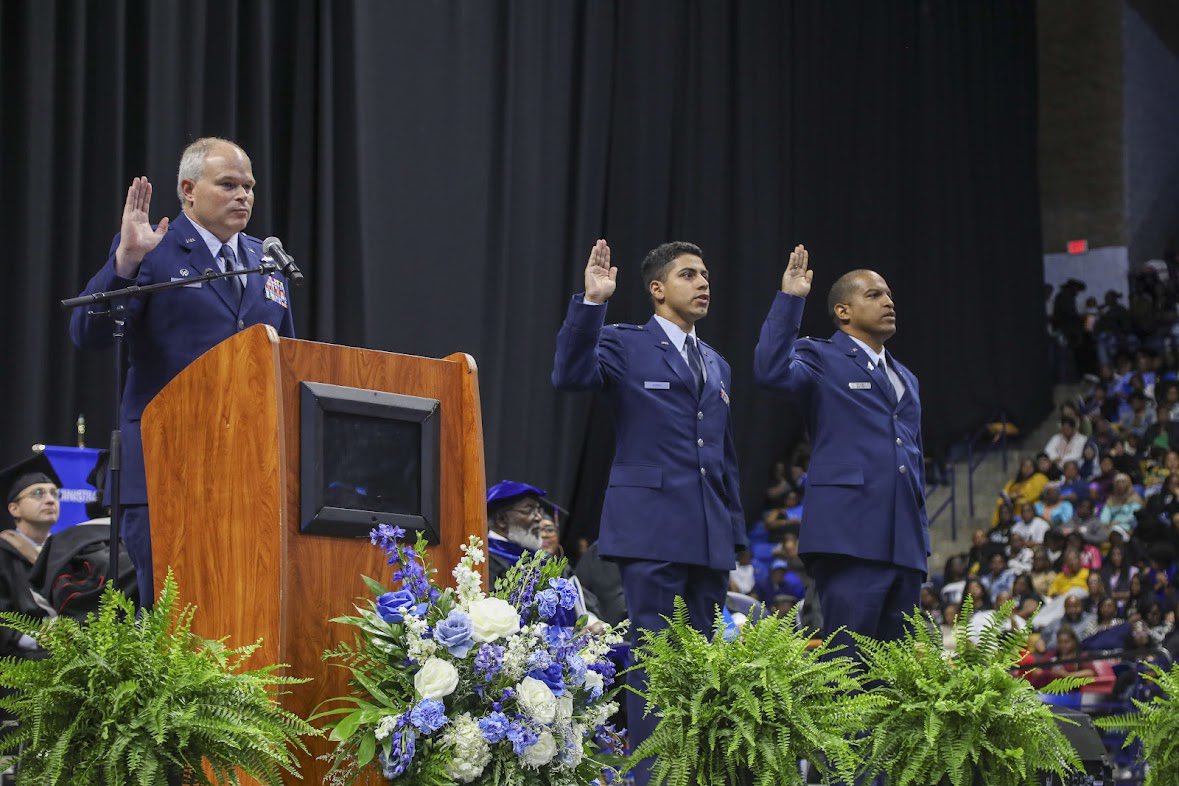 USForcesKorea's tweet photo. “You are the future. The best is yet to come.”

At @uncfsu where nearly a third of students are military affiliated, @CDRUNCCFCUSFK encouraged the #Class_of_2026 to lead with purpose and make a difference beyond themselves.
#commencement https://t.co/SN7toU6oys