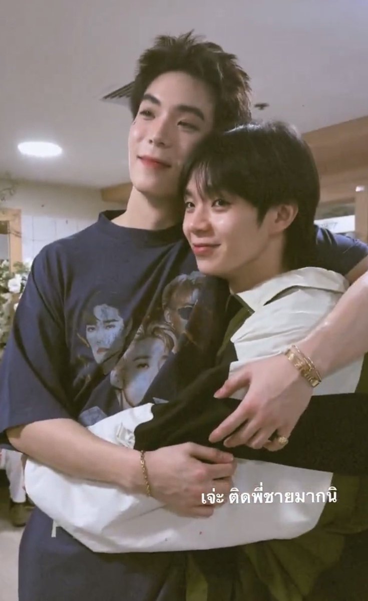 babyp_jj's tweet photo. กอดกันกมๆ ท่าเดิมเลยอะ https://t.co/jMeGCpTvMU