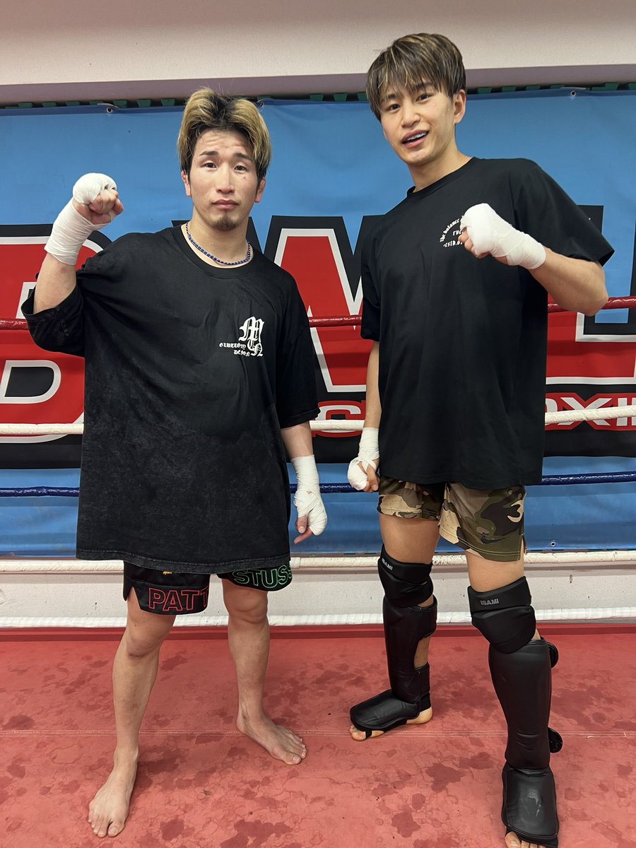 rskick27's tweet photo. 松山選手とスパーリング🥊
ありがとうございました！
イケメンって素晴らしい👍
#K1 #RISE
@yuta_ttzK1 https://t.co/kcohL4H7kK