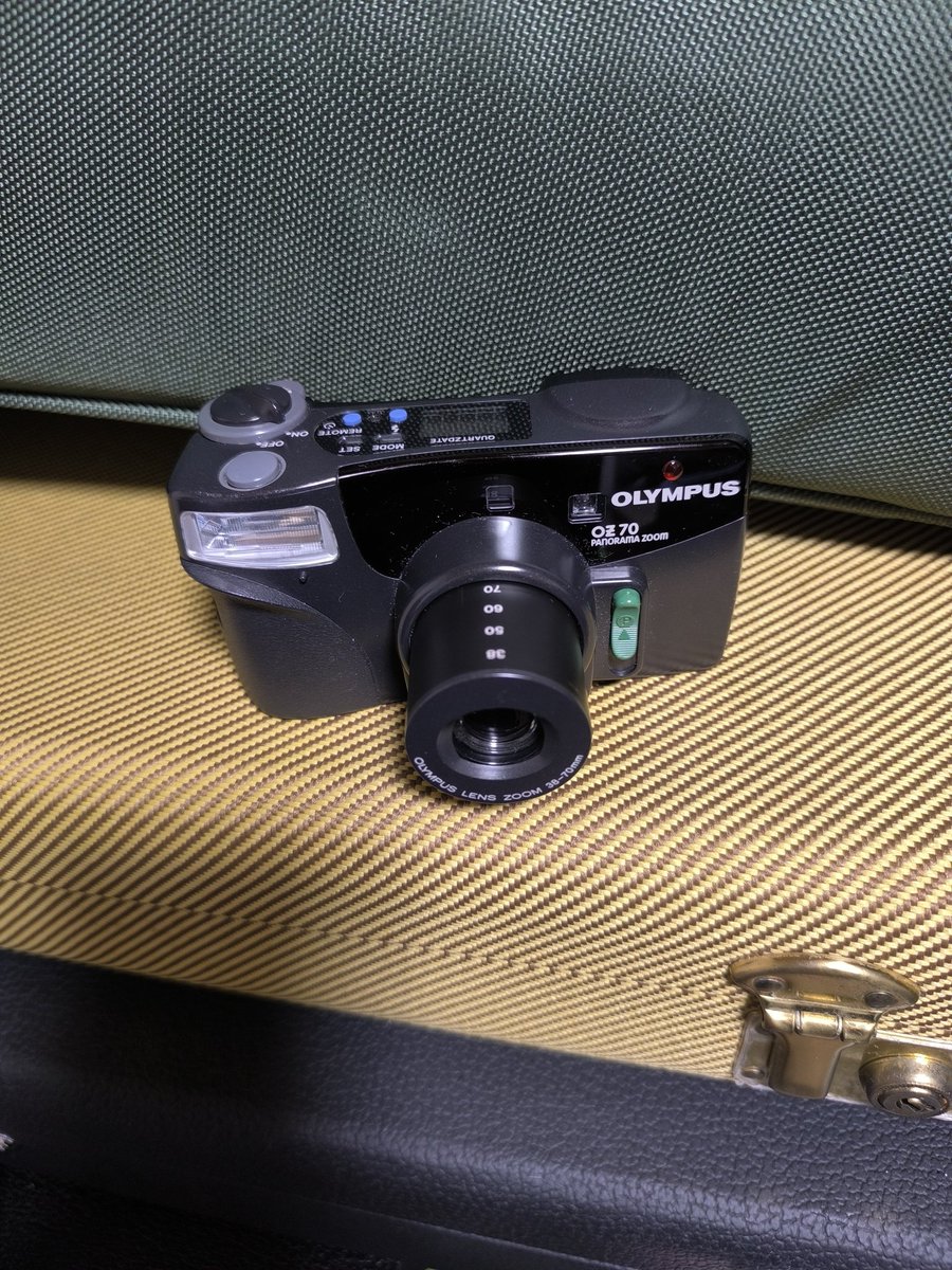 最初に買ったフィルムカメラがぶっ壊れてしまった。電池を新品に変えても、電池がないよ！という状態で操作できない。33年前のカメラなので仕方ないけれども、悲しい。