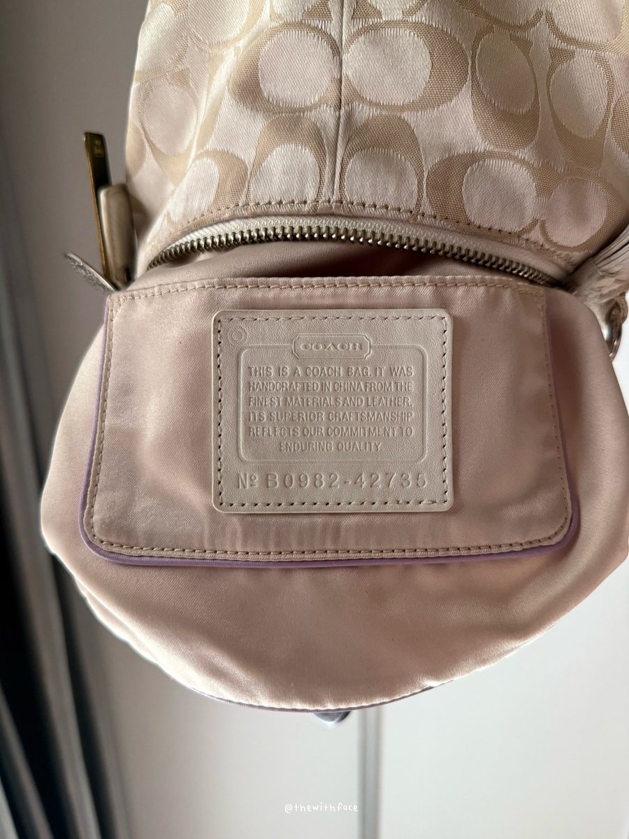 thewithface's tweet photo. Coach signature hobo shoulder
bag in ivory and gold 42735 🤍

❀ ด้านข้างจับจีบเล็กน้อย ทรงสวย สีสวย
❀ มีแท็กห้อยแท้คู่ตัว ได้3ชิ้น คุ้มมาก 
❀ ตำหนิ ร่องรอยการใช้งานทั่วไป
❀ เปิดแฟลชถ่ายรูปสุดท้ายค่าาา

- 1,690฿ free shipping ka 🫷🏻

#ส่งต่อcoach #coachthailand #ทีมบูรพา https://t.co/4XowVnB8oE