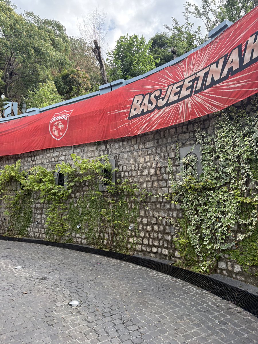 SteelyDan66's tweet photo. Good to be back in this divine geography! 😎🙏🙌 #dharamsala 🏔️ @TATA_IPL https://t.co/zLkHL2TsJK