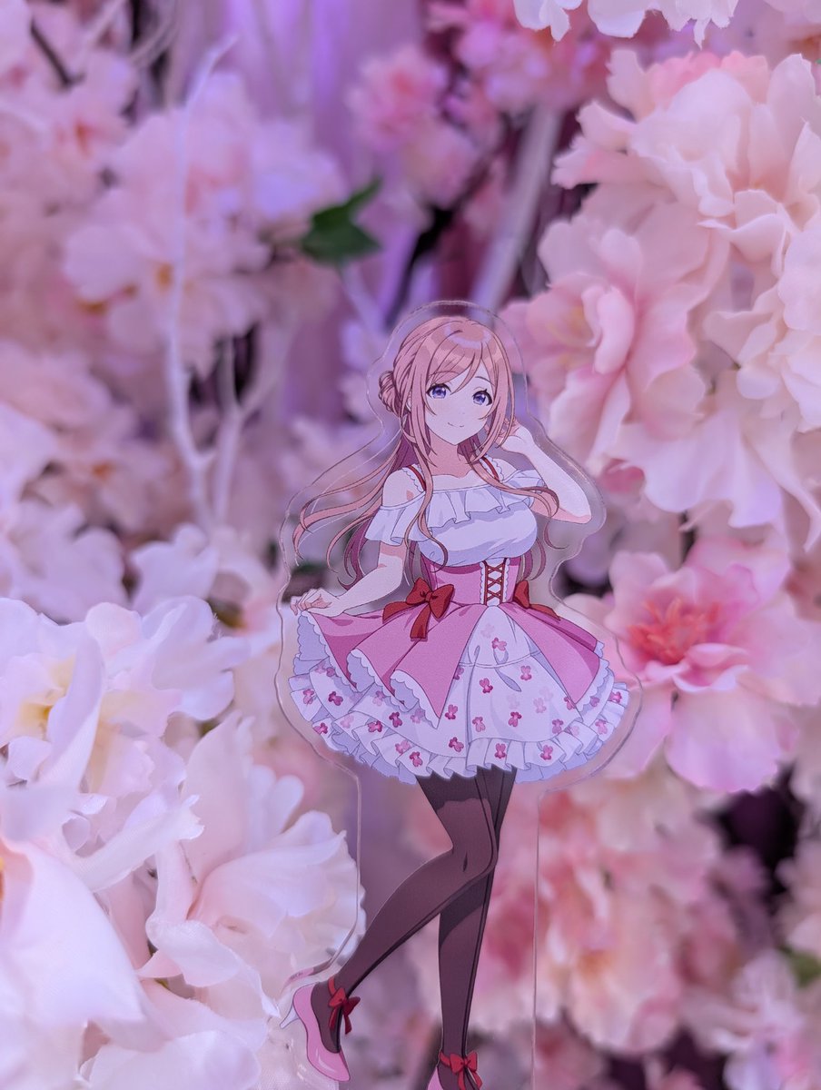Taccarin's tweet photo. Bought the Saki Ume and Rinami acrylic stands at both #よみうりランド and HANA BIYORI. Their floral dress is so pretty! #学マス
花柄のドレス、本当に可愛いですね！ https://t.co/uBSoAi8GjC